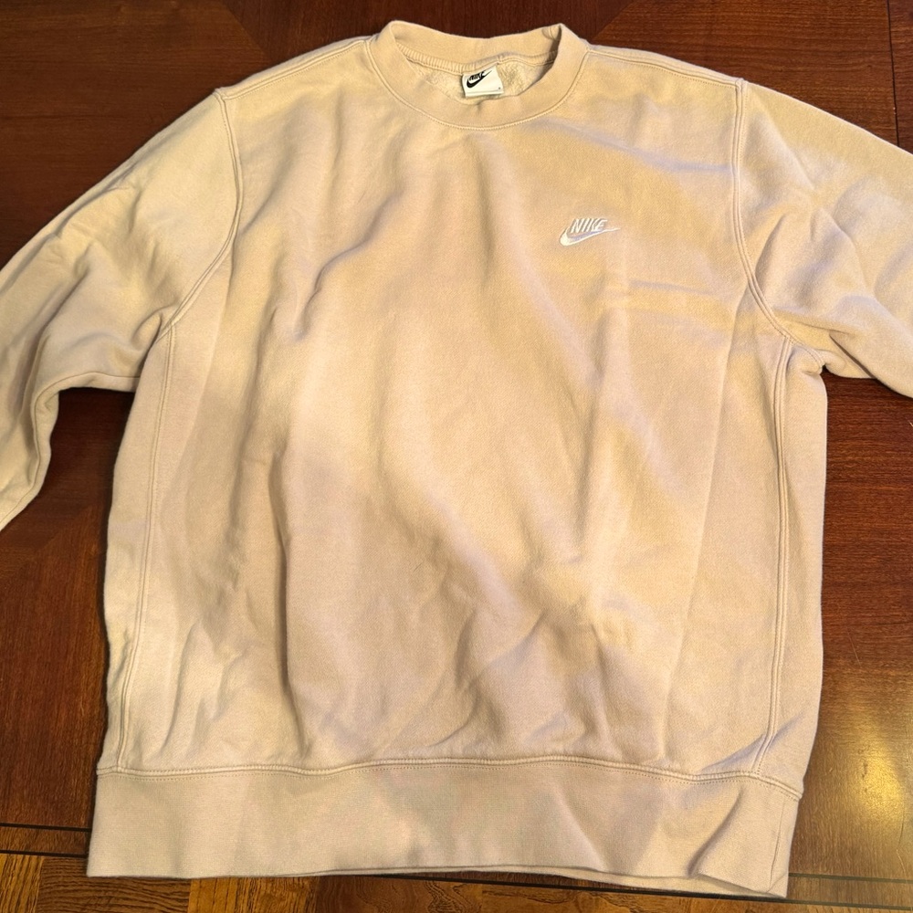 Nike Men’s crewneck never worn
Size: Large 
Tan